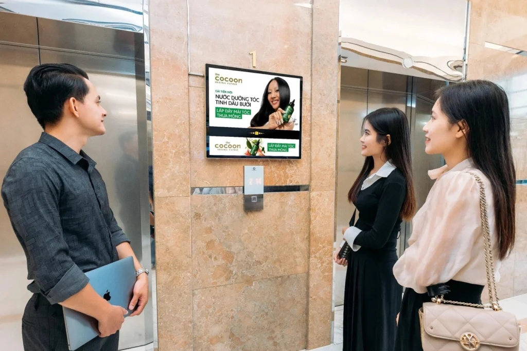 Vì sao doanh nghiệp nên sử dụng quảng cáo thang máy trong chiến dịch OOH hiện đại